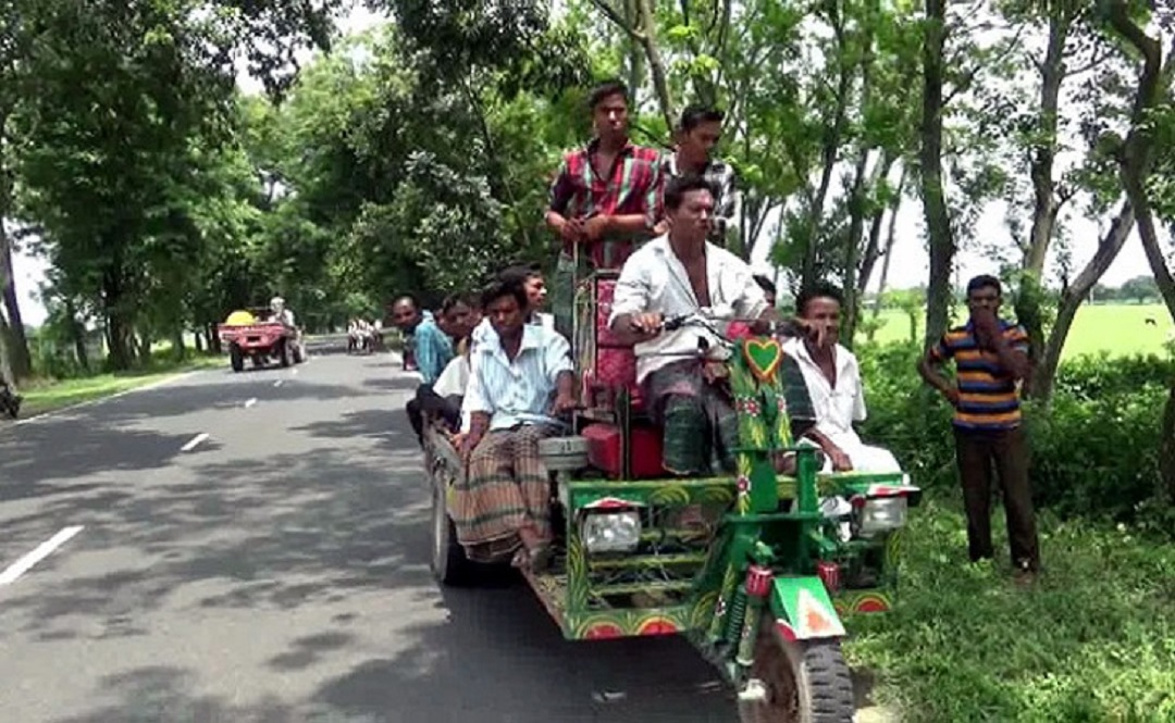দিনাজপুর মহাসড়কে অবৈধ যানবাহনের অবাধ বিচরণ