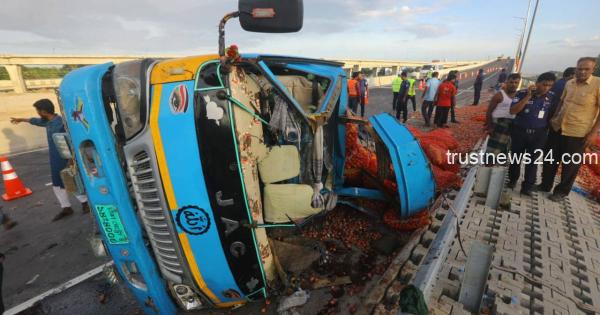 3 injured when truck overturned at Mawa end of Padma bridge