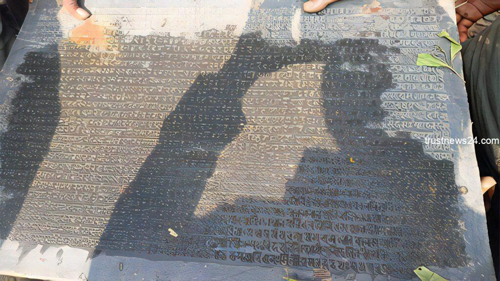 দিনাজপুরে ফারসি ভাষায় লেখাযুক্ত ৪৬ কেজির কষ্টিপাথর উদ্ধার