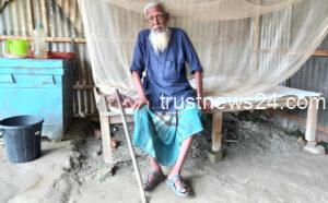 দিনাজপুরে অসহায়ভাবে বসবাস করছেন ৭০ বছর বয়সী বৃদ্ধ