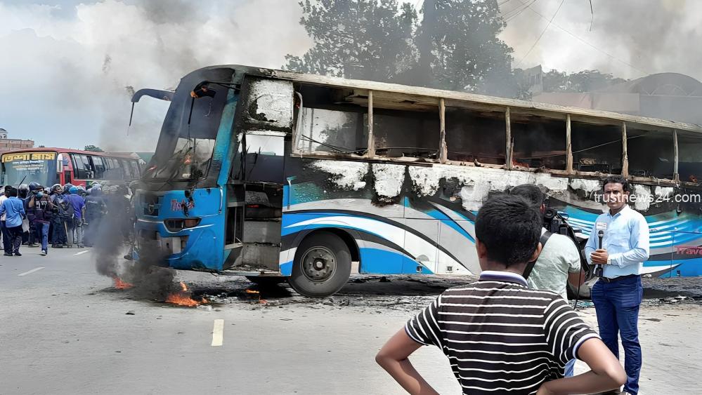 আওয়ামী লীগের শান্তি সমাবেশ, পুলিশের উপস্থিতেও বাসে আগুন